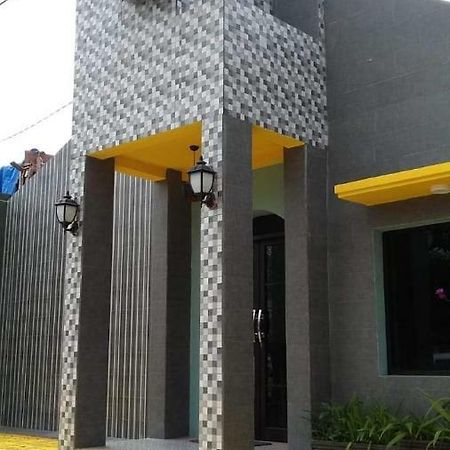 Kepanjen Isro Guesthouse Syariah מראה חיצוני תמונה